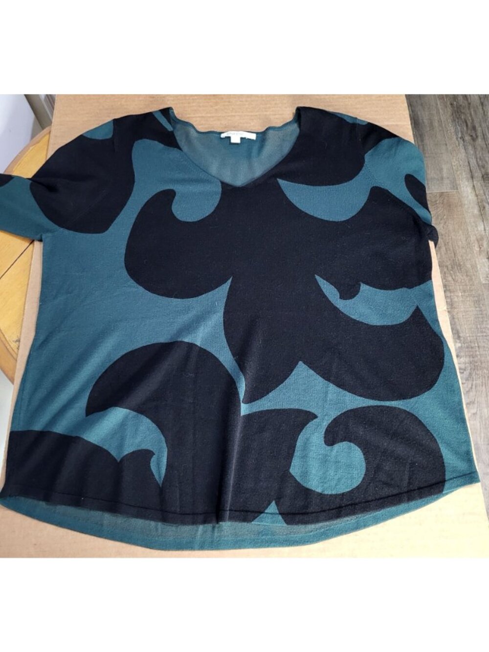 Chico's Womens SZ 3 (XL) Green Black Scrolls V Neck Pullover Sweater Art Deco - Picture 8 of 8
